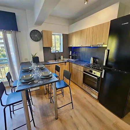 Апартаменты Riverside Escape Charming 1- Bedroom Flat *